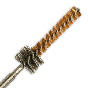 Bore Tech Bronze SS Chamber Brushes scovolino per la pulizia profonda della camera di cartuccia di carabine e armi da fuoco con setole in bronzo e acciaio inossidabile e nucleo rinforzato per manutenzione e rimozione di residui ostinati su sfondo bianco.