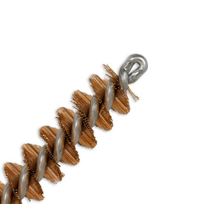 Bore Tech Bronze SS Chamber Brushes scovolino per la pulizia profonda della camera di cartuccia di carabine e armi da fuoco con setole in bronzo e acciaio inossidabile e nucleo rinforzato per manutenzione e rimozione di residui ostinati su sfondo bianco.