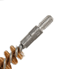 Bore Tech Bronze SS Chamber Brushes scovolino per la pulizia profonda della camera di cartuccia di carabine e armi da fuoco con setole in bronzo e acciaio inossidabile e nucleo rinforzato per manutenzione e rimozione di residui ostinati su sfondo bianco.