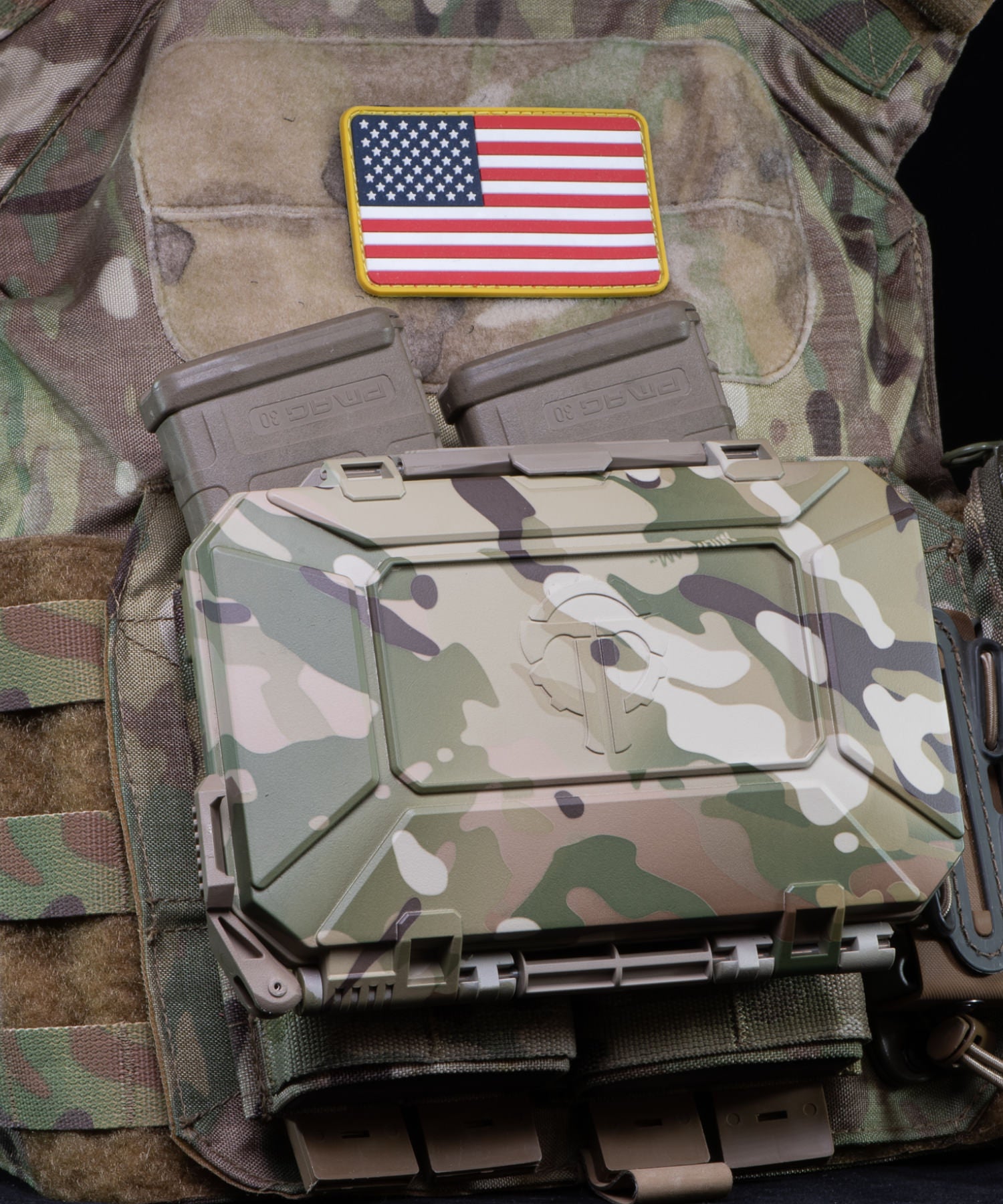 Thyrm DarkVault sul vest di un soldato americano