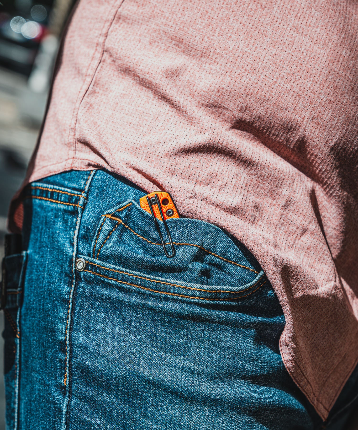fox baby core arancione nella tasca dei jeans 5.11 di Paolo di BackPacco