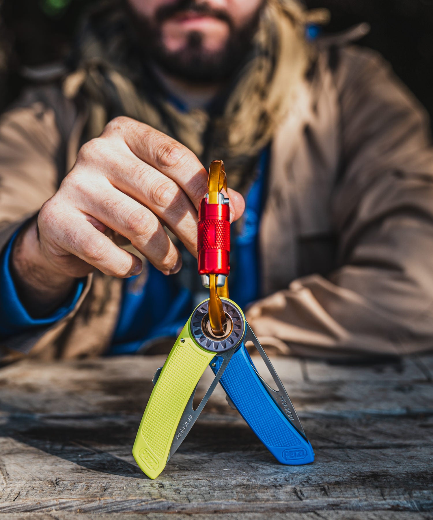 Paolo di BackPacco mostra due coltelli spatha di petzl fissati ad un moschettone petzl da arrampicata