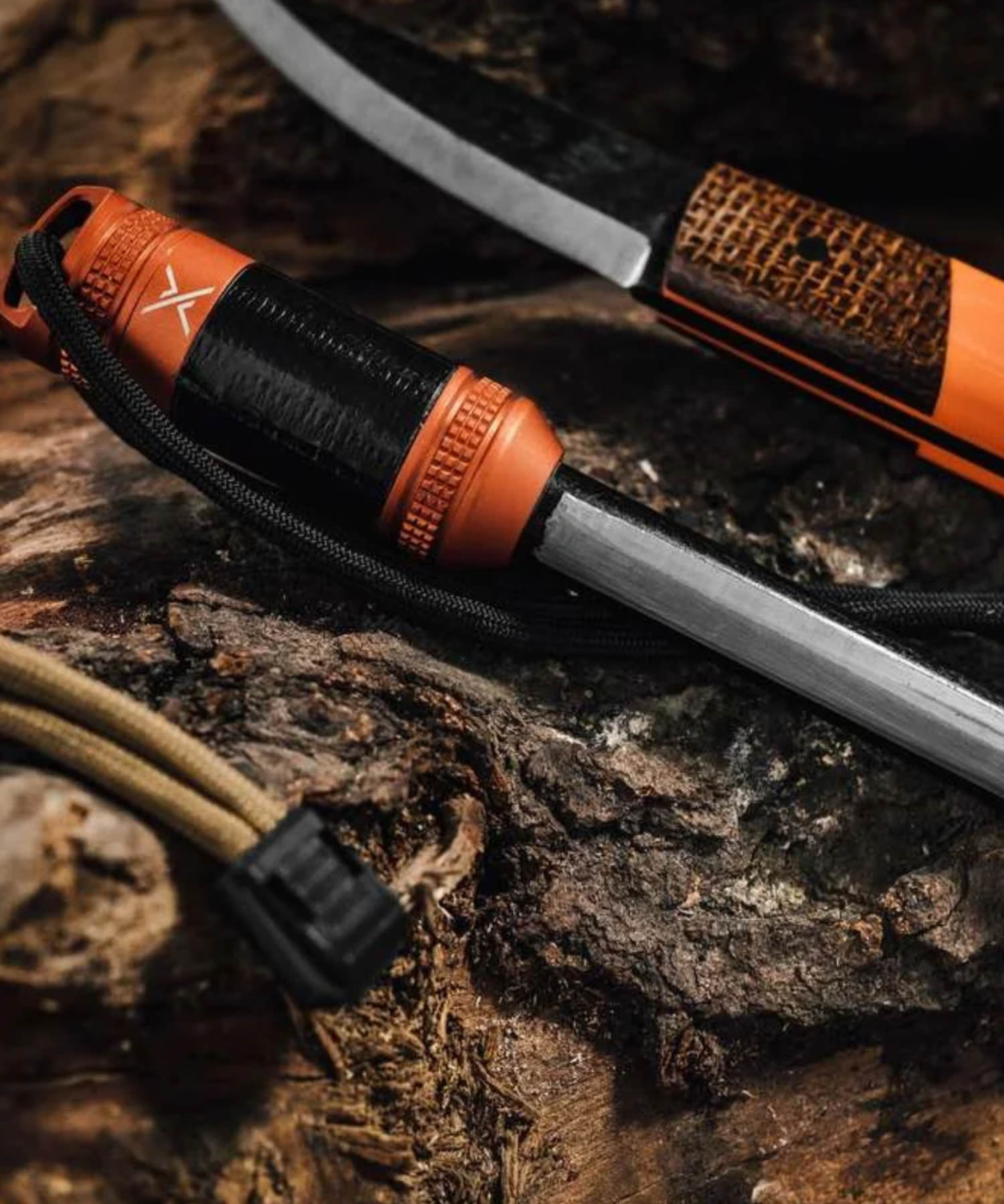 Firerod xl di exotac arancione su tronco con coltello bushcraft