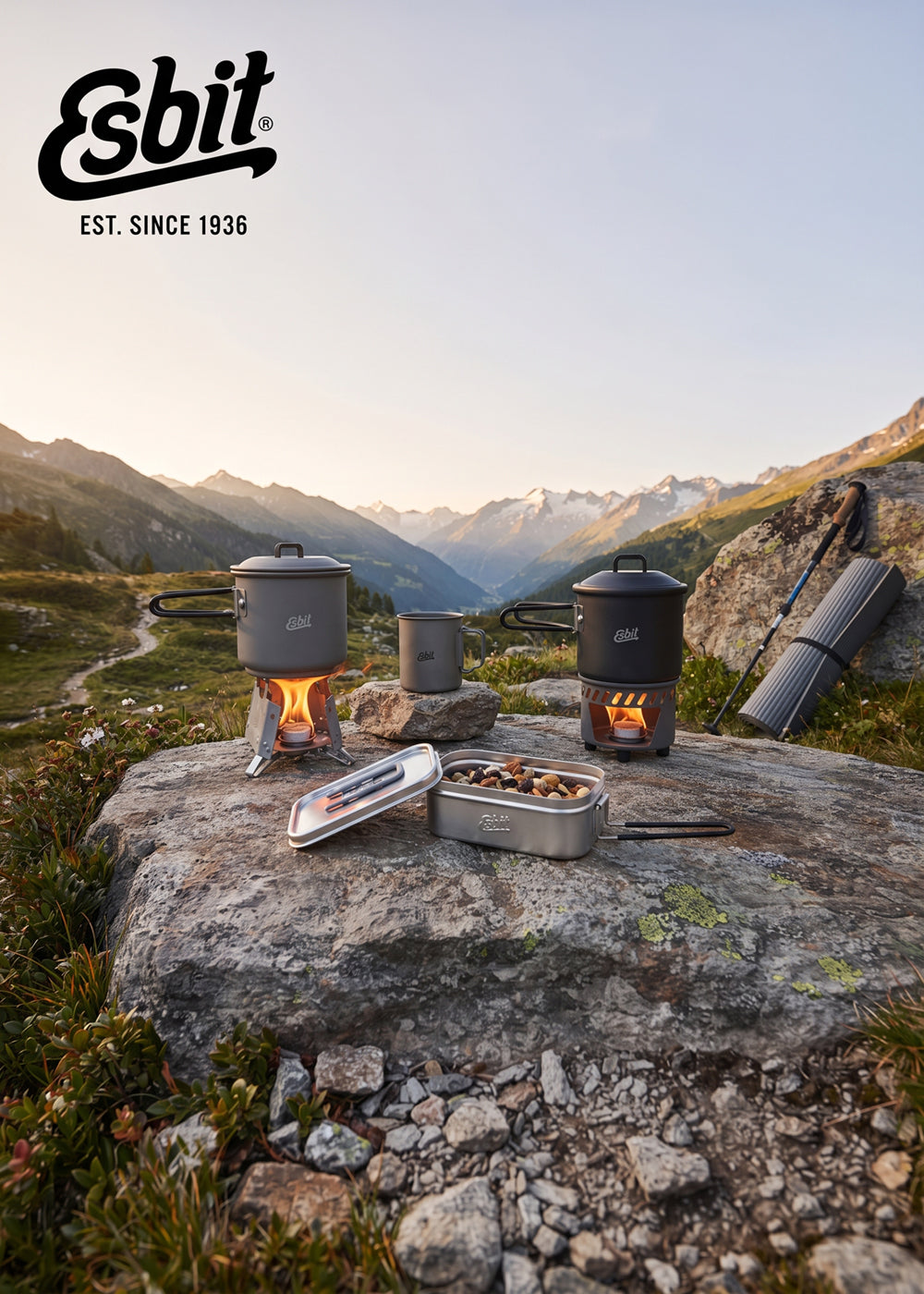 Esbit Set Cottura e Fornelli Outdoor pentolini con coperchio e fornellini a combustibile solido accesi gavetta per vivande e tazza da campeggio attrezzatura per trekking e bivacco allestita su roccia in paesaggio alpino