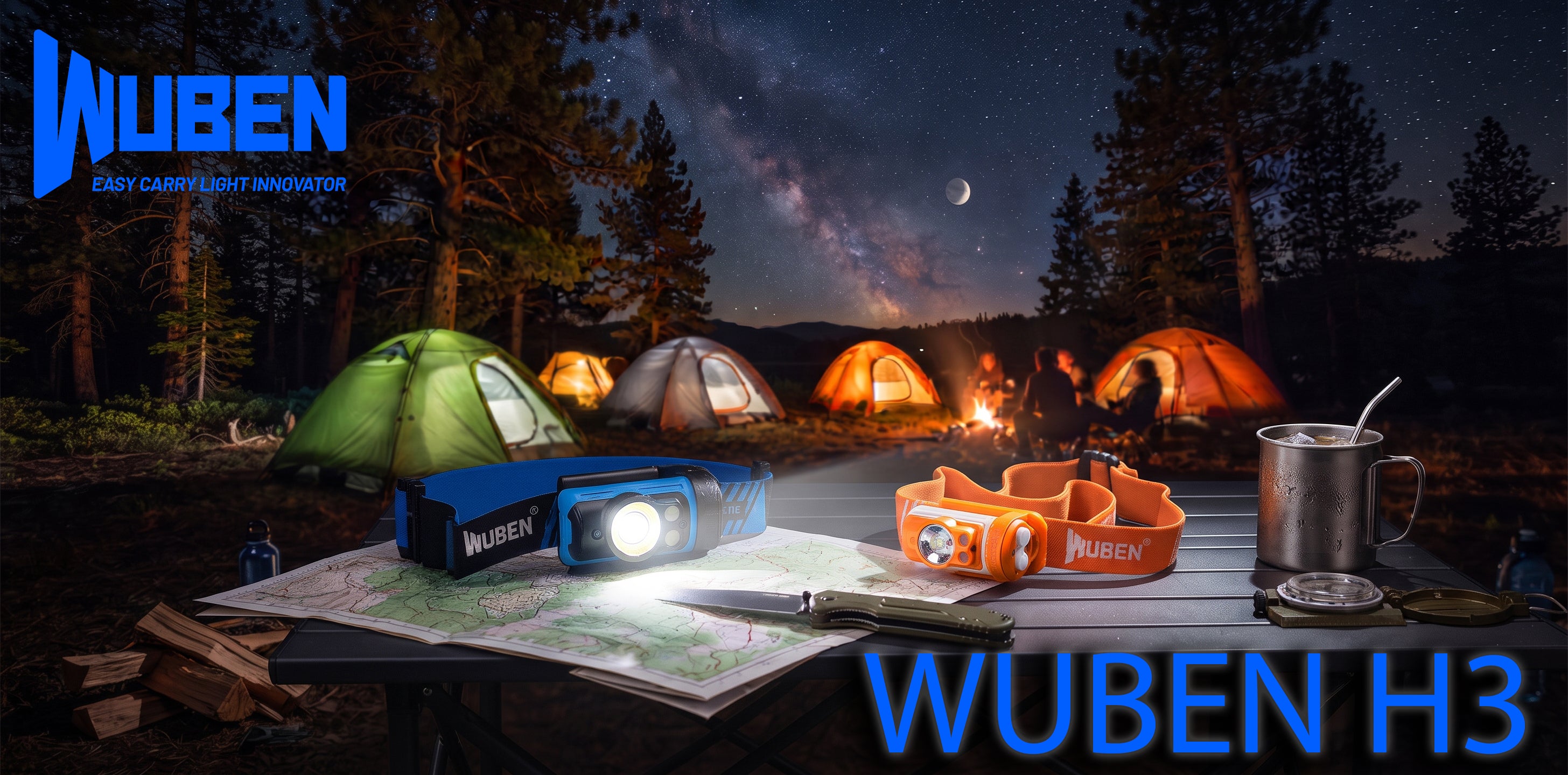 WUBEN H3 Torcia frontale da 120 lumen in funzione su un tavolo da campo, illumina una mappa topografica accanto a coltello e bussola. Equipaggiamento outdoor essenziale per orientamento notturno, campeggio e vita da campo.