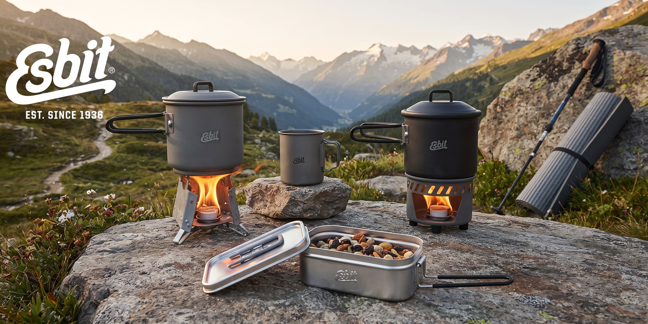 Esbit Set Cottura e Fornelli Outdoor pentolini con coperchio e fornellini a combustibile solido accesi gavetta per vivande e tazza da campeggio attrezzatura per trekking e bivacco allestita su roccia in paesaggio alpino