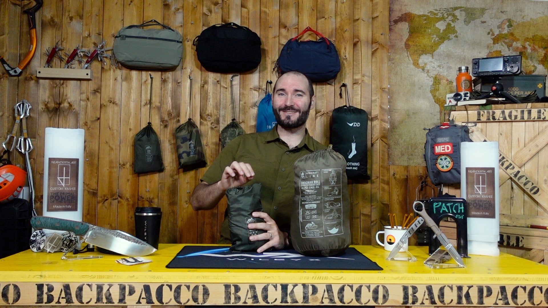 Paolo di Backpacco spiega l' us model poncho di Helikon