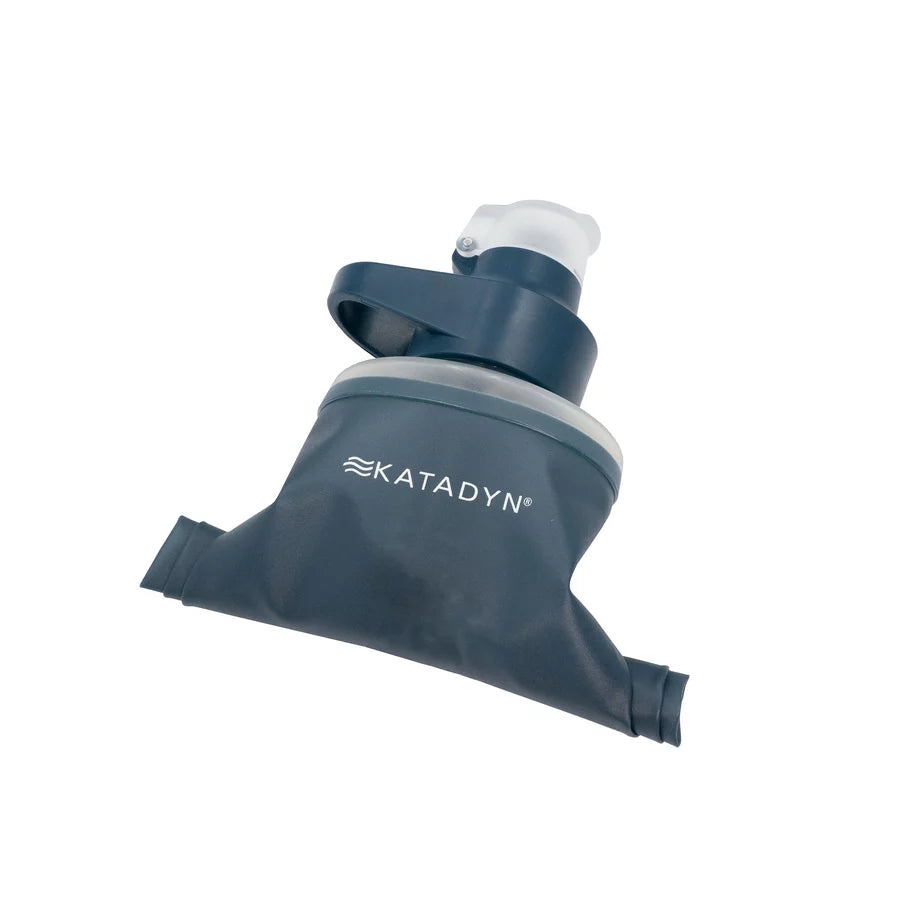 Katadyn BeFree 1.0L AC Borraccia filtrante morbida con carboni attivi. Rimuove protozoi, batteri e migliora il sapore riducendo chimici e odori. Design flask compattabile ultraleggero ad alto flusso con Ez-Clean Membrane. Ideale per trekking, bushcraft e viaggi sicuri.