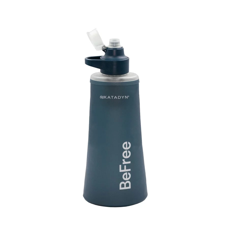 Katadyn BeFree 1.0L AC Borraccia filtrante morbida con carboni attivi. Rimuove protozoi, batteri e migliora il sapore riducendo chimici e odori. Design flask compattabile ultraleggero ad alto flusso con Ez-Clean Membrane. Ideale per trekking, bushcraft e viaggi sicuri.
