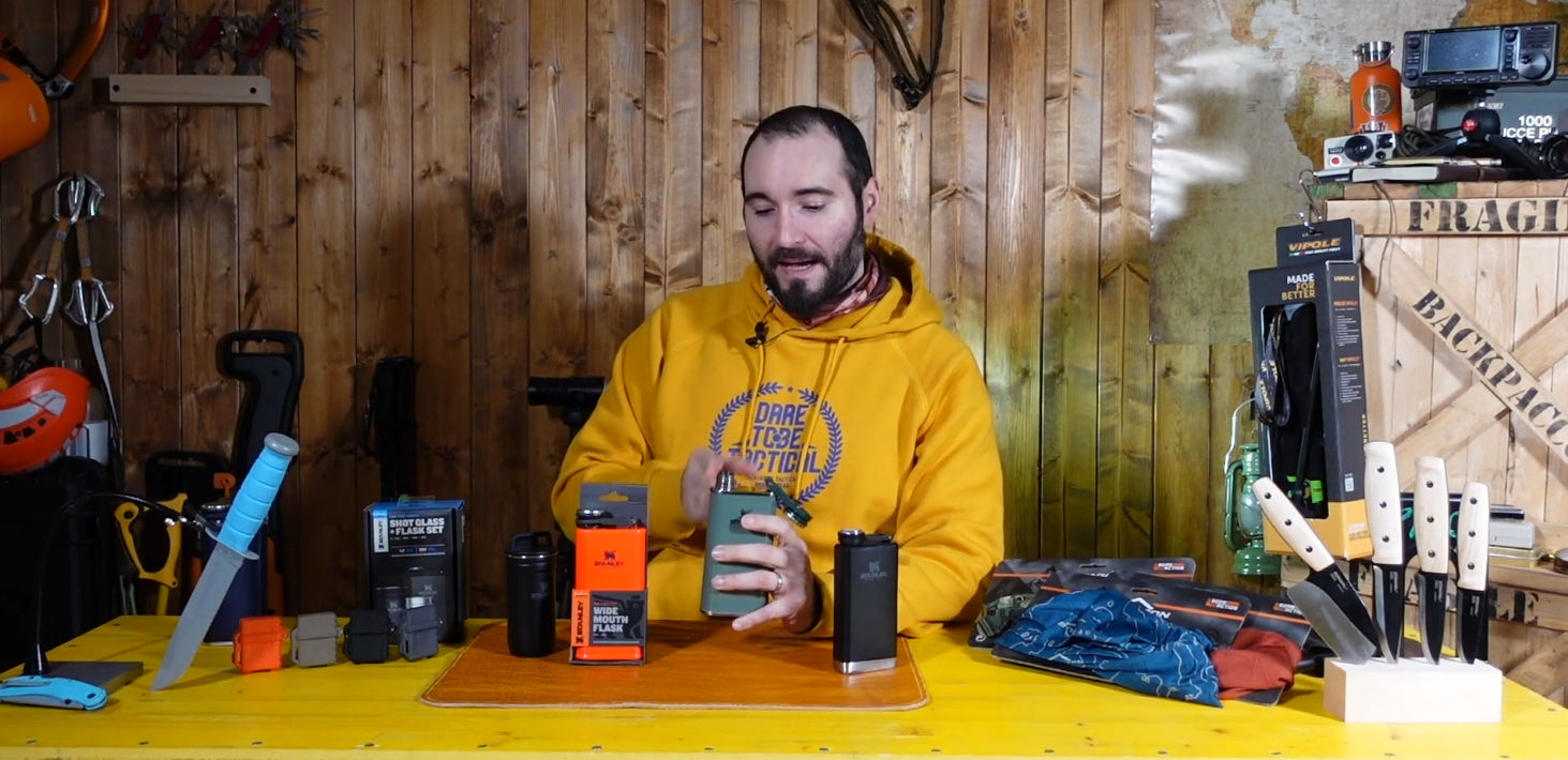 Paolo di Backpacco spiega la stanley flask e l'adventure kit