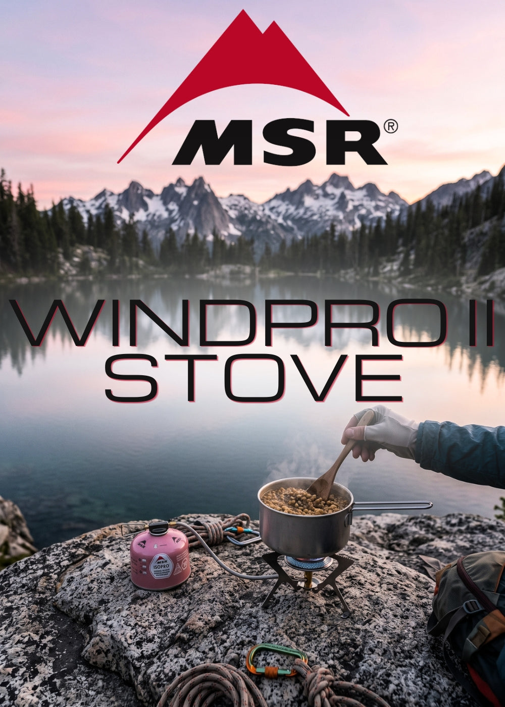 MSR WindPro II fornello a gas con sistema a cartuccia remota, in funzione con pentola per la cottura di cibo su roccia. Contesto outdoor alpino con lago e montagne.