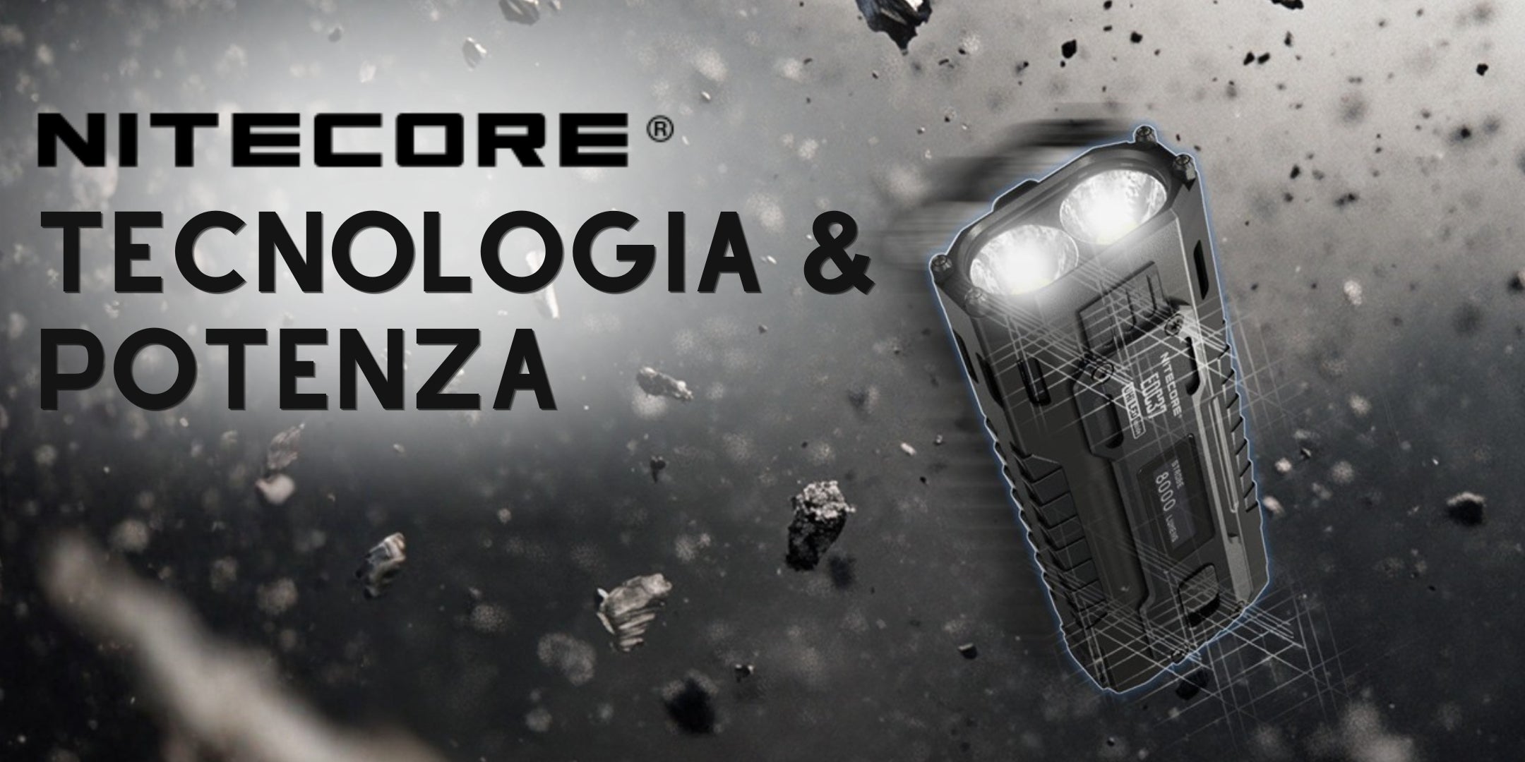 Nitecore EDC37 torcia tattica ricaricabile da 8000 lumen con doppio LED UHi. Banner promozionale con testo Tecnologia e Potenza, sfondo dinamico con frammenti di roccia ed effetto schematico digitale sul corpo della torcia.