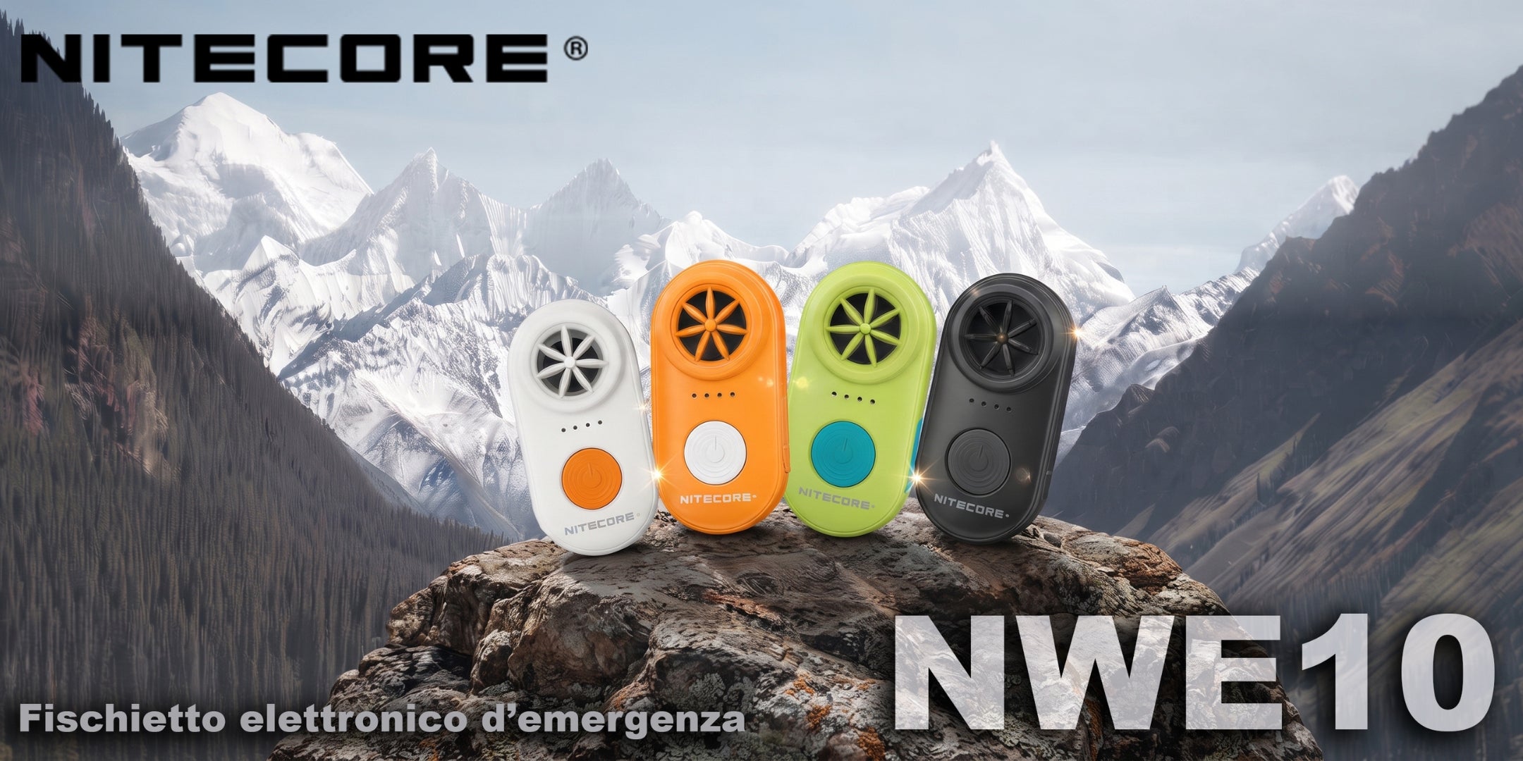 Nitecore NWE10 fischietto elettronico d'emergenza con pulsante di attivazione frontale posizionato su una roccia con montagne innevate sullo sfondo