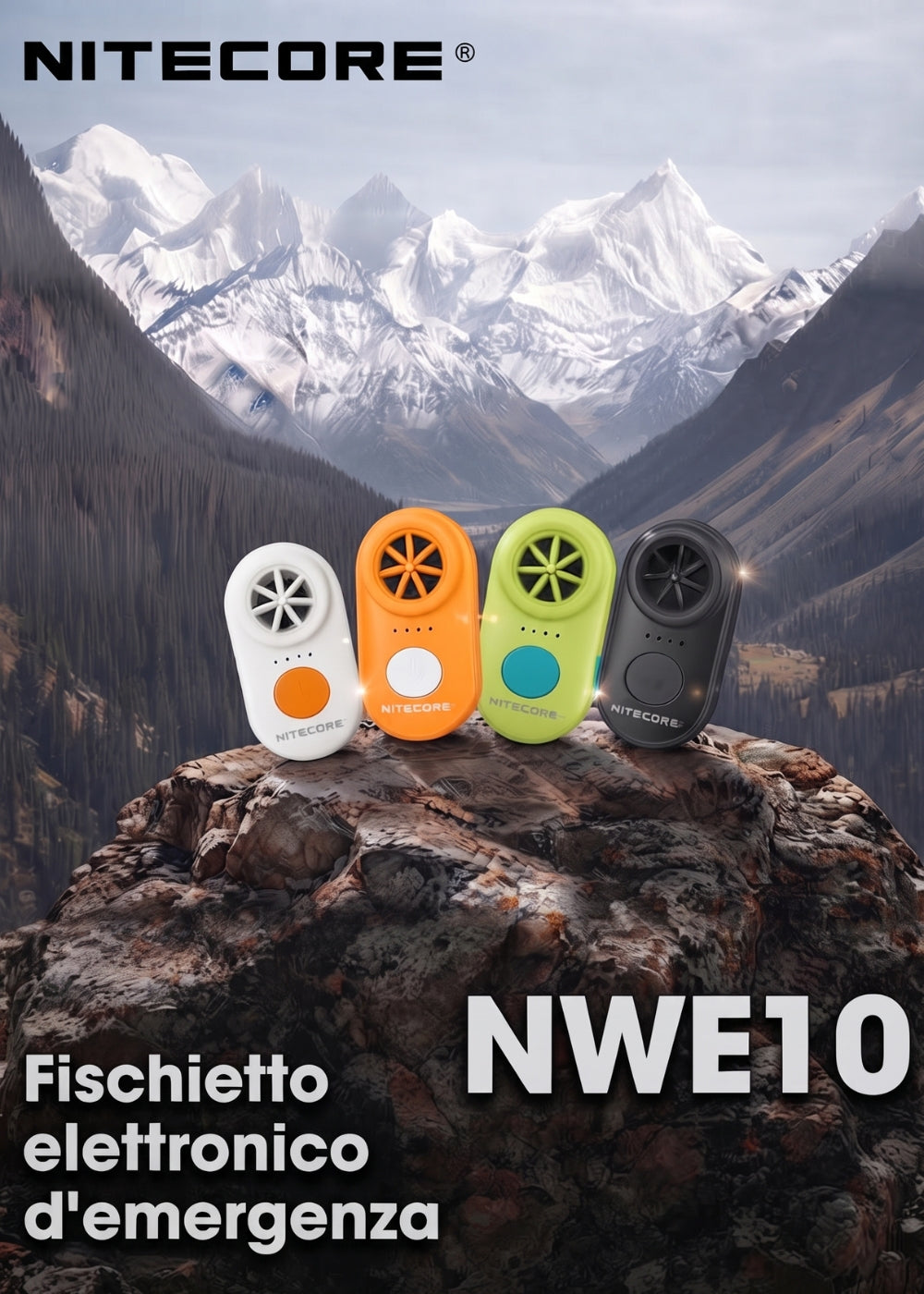 Nitecore NWE10 fischietto elettronico d'emergenza con pulsante di attivazione frontale posizionato su una roccia con montagne innevate sullo sfondo