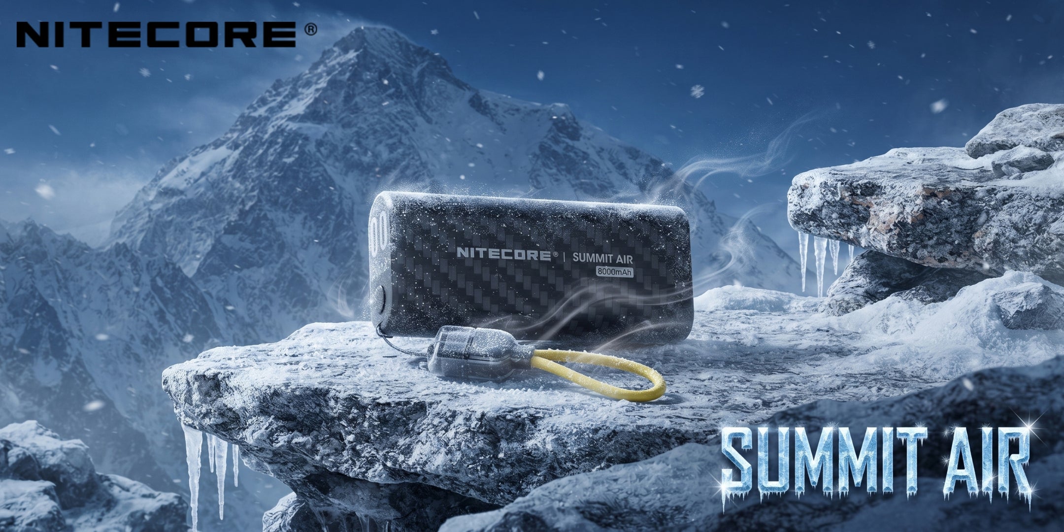 Nitecore Summit Air power bank da 8000mAh con finitura in fibra di carbonio resistente al freddo estremo posizionato su una roccia ghiacciata in un paesaggio di alta montagna innevato