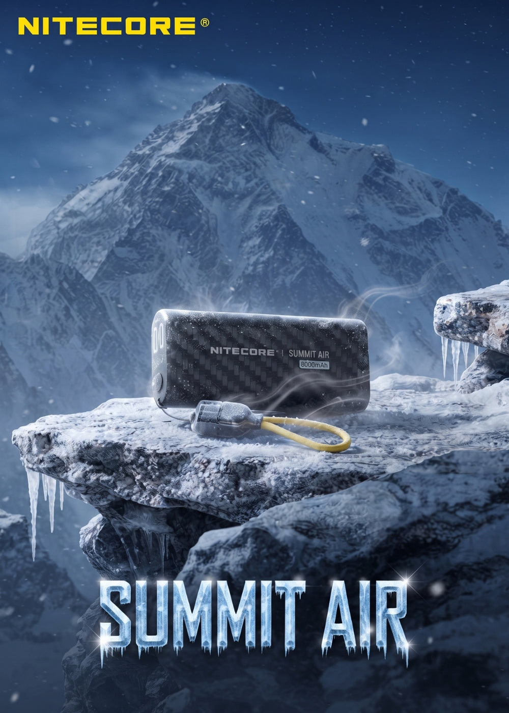 Nitecore Summit Air power bank da 8000mAh con finitura in fibra di carbonio resistente al freddo estremo posizionato su una roccia ghiacciata in un paesaggio di alta montagna innevato