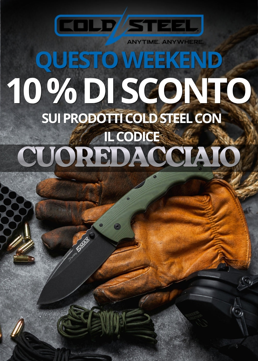 Coltello pieghevole Cold Steel 5-Max Demko con lama nera e impugnatura verde poggiato su guanti in pelle da lavoro, corda e munizioni. Sulla destra testo promozionale: Questo weekend 10% di sconto sui prodotti Cold Steel con il codice CUOREDACCIAIO.