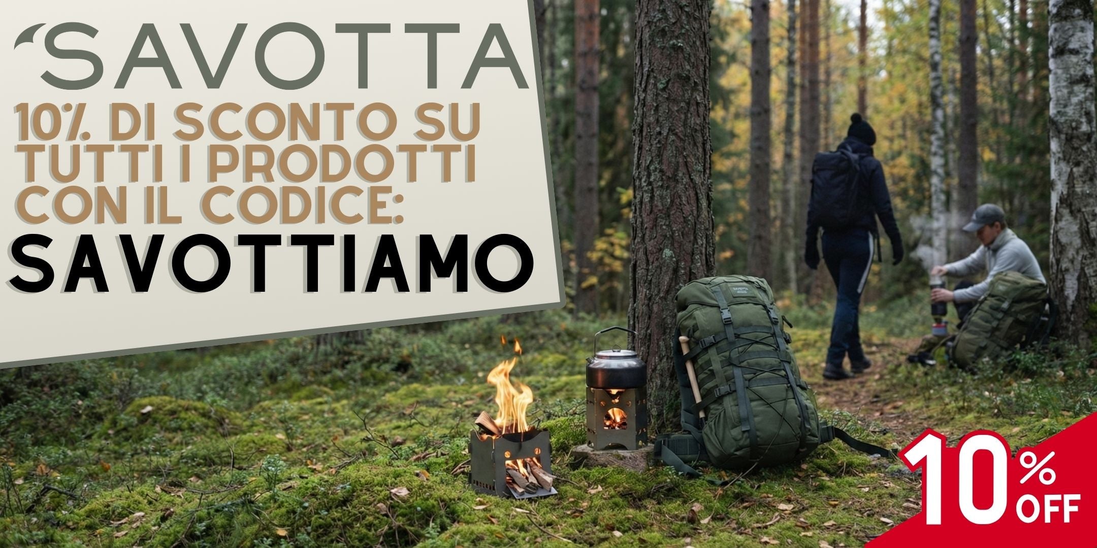 Savotta Promo 10% Sconto Banner pubblicitario con zaino Jääkäri e stufa da campo in ambiente boschivo. Testo in sovrimpressione indica uno sconto del 10% su tutti i prodotti con il codice promozionale SAVOTTIAMO. Due escursionisti in campeggio nello sfondo.