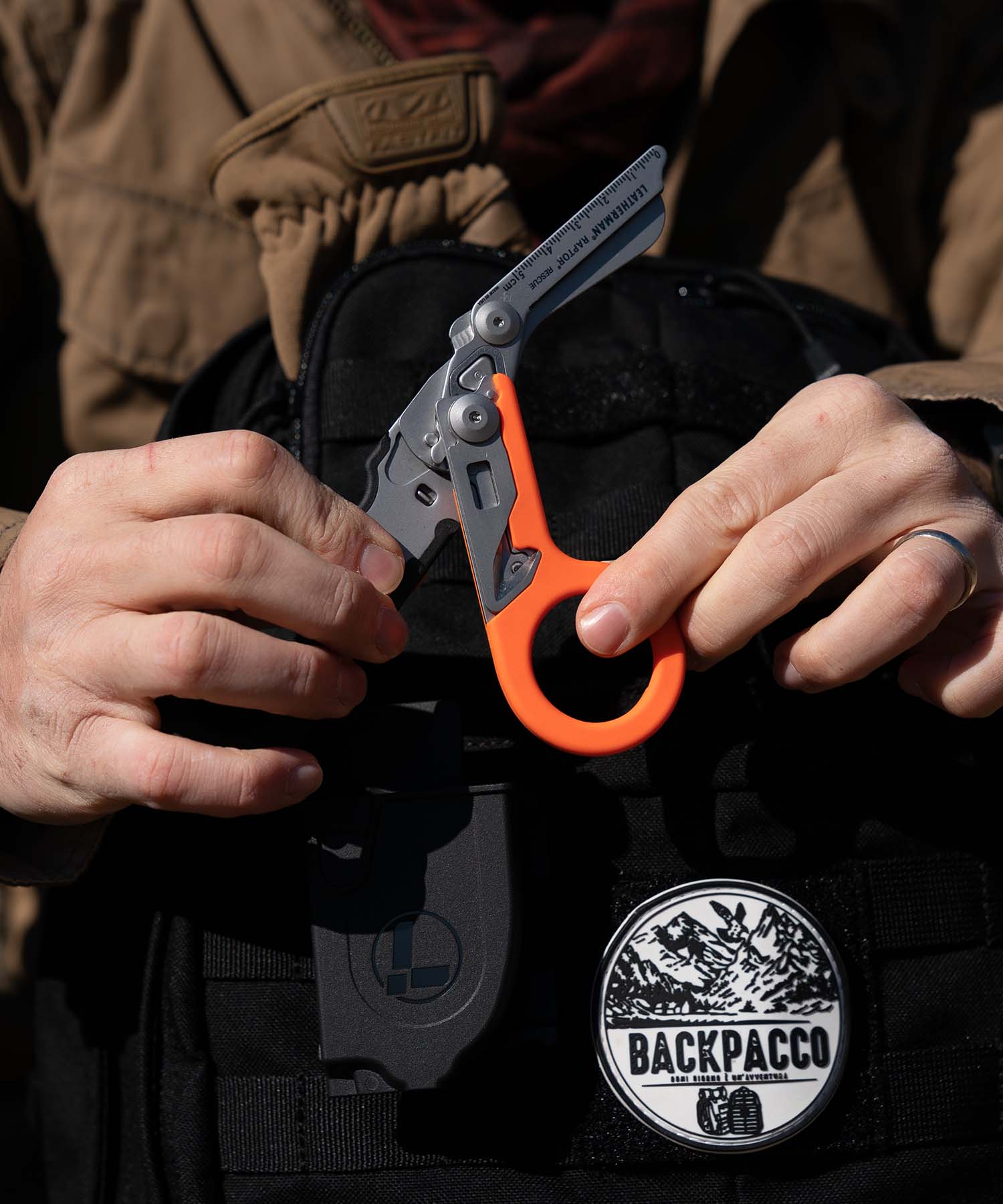 Paolo di Backpacco prepara le forbici di emergenza Leatherman durante un'escursione