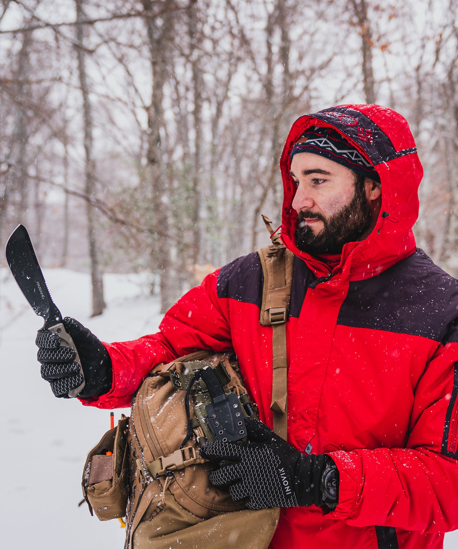 Paolo di backpacco estrae il parang durante un'escursione nella neve