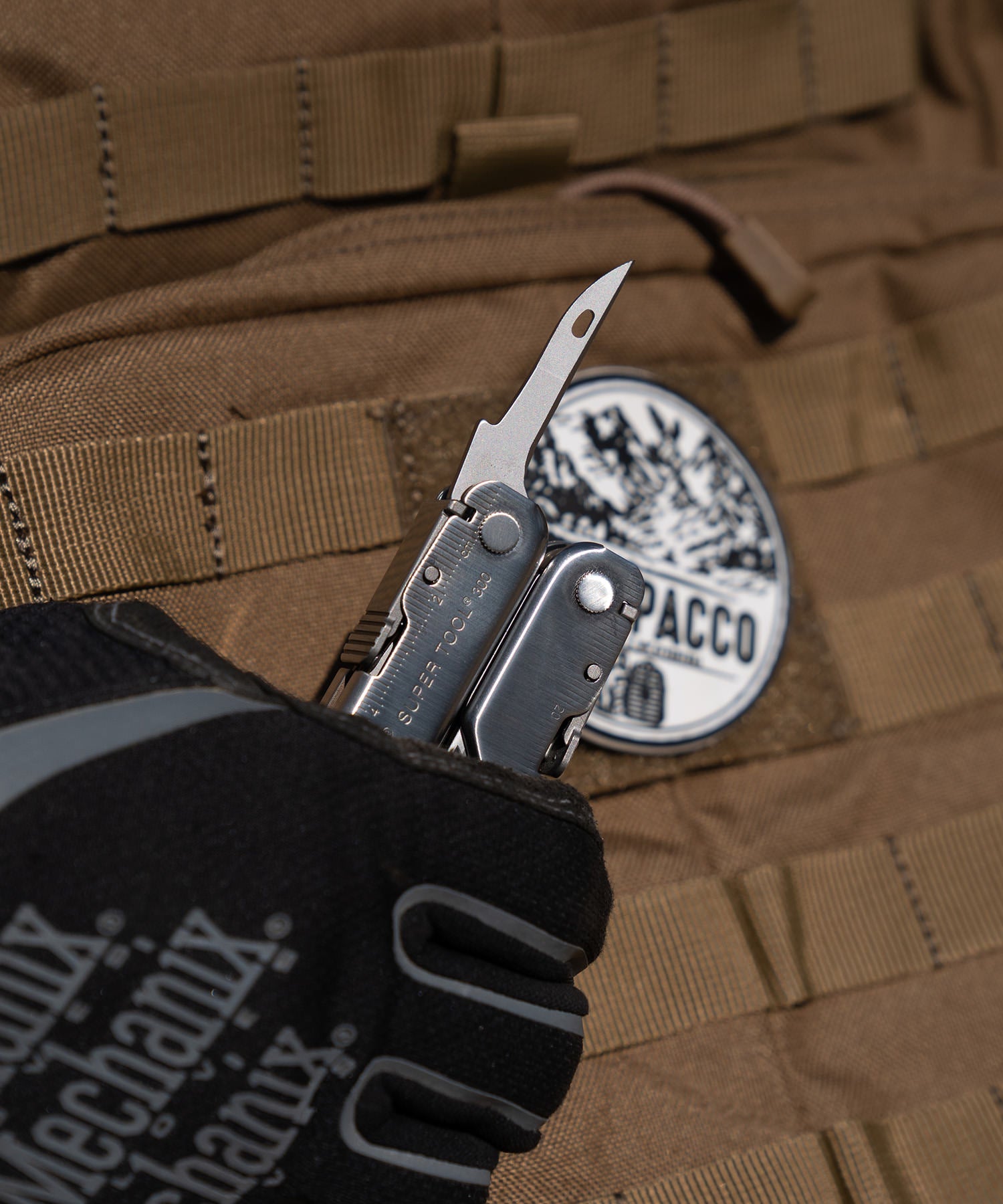 Paolo di backpacco estrae il perforatore del Leatherman Super Tool 300
