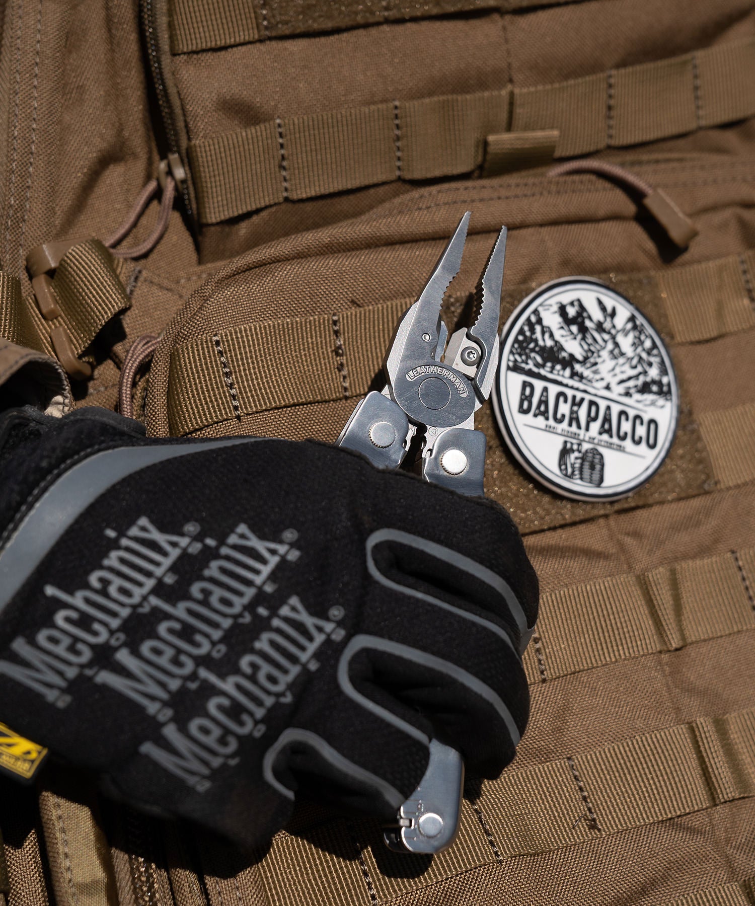 Paolo di backpacco estrae la pinza del Leatherman Super Tool 300