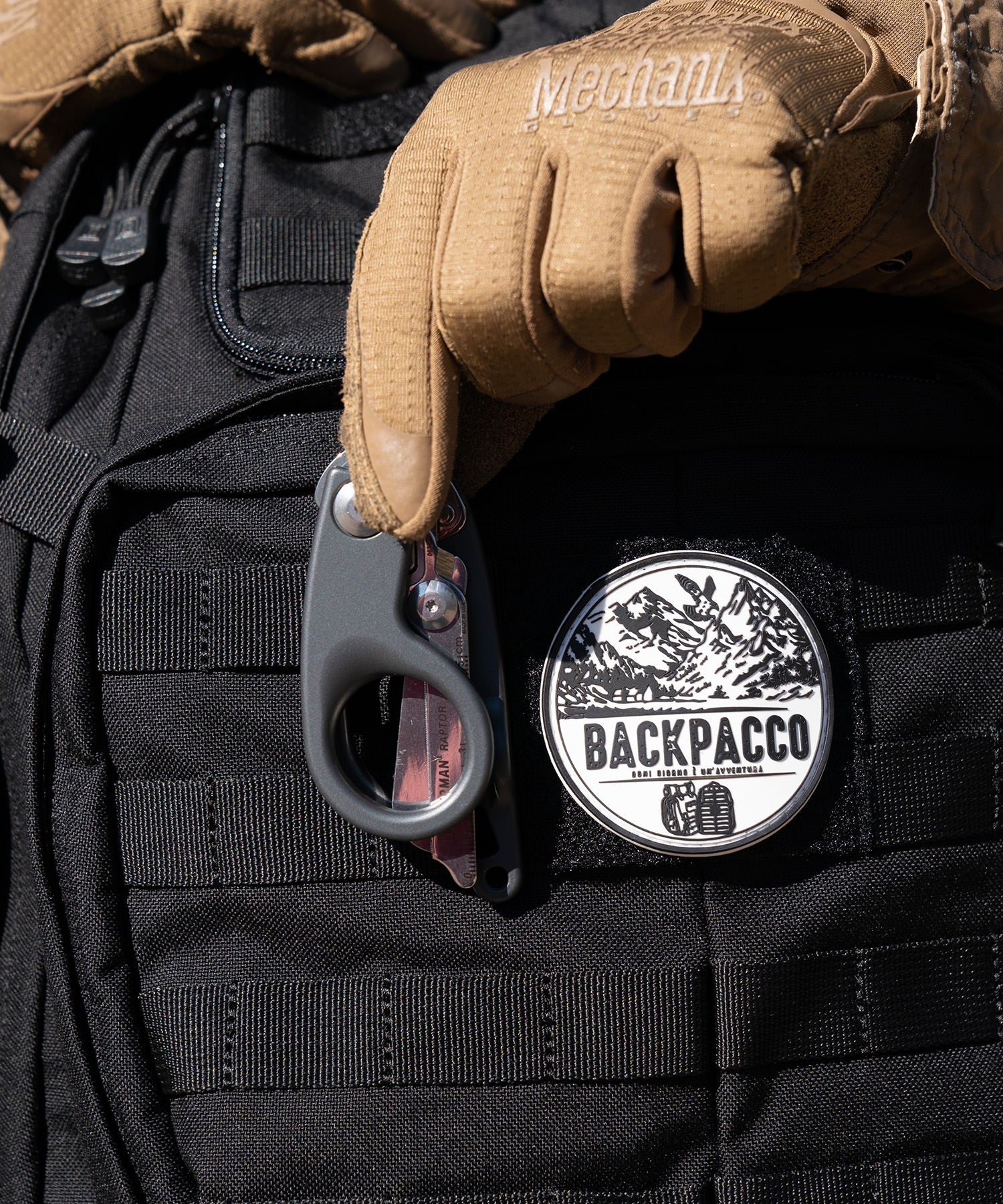 Paolo di backpacco estrae le forbici Leatherman Raptor Response