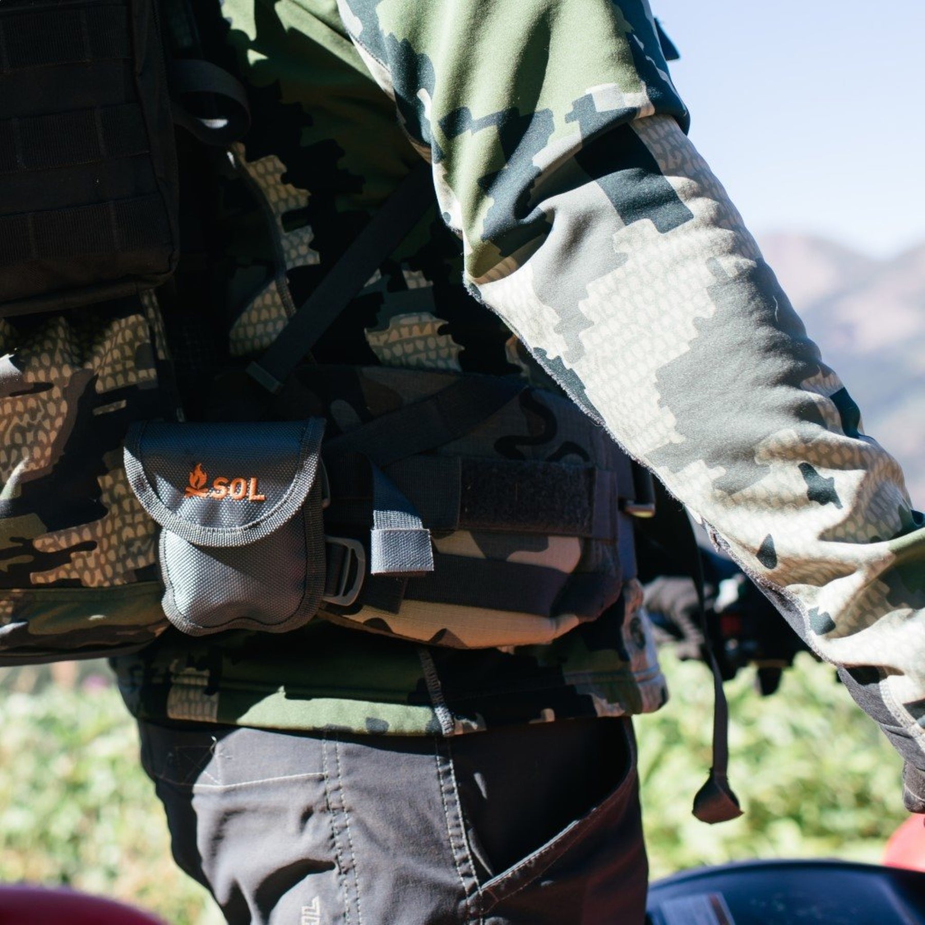 SOL Pocket Chain Saw, sega a catena tascabile da campeggio e survival, con custodia e manici arancioni, attrezzo leggero e portatile per tagliare legna, su backpacco.it