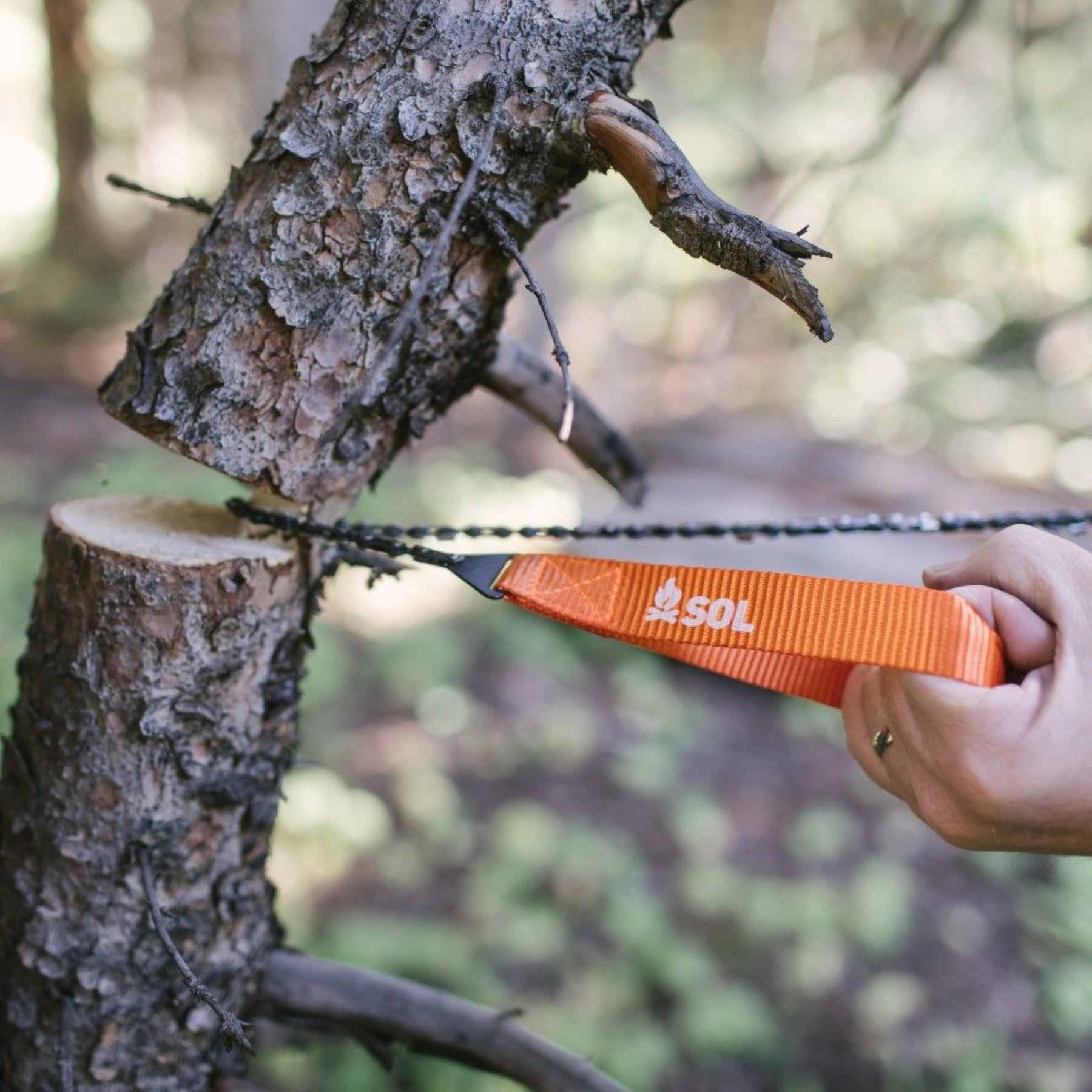 SOL Pocket Chain Saw, sega a catena tascabile da campeggio e survival, con custodia e manici arancioni, attrezzo leggero e portatile per tagliare legna, su backpacco.it