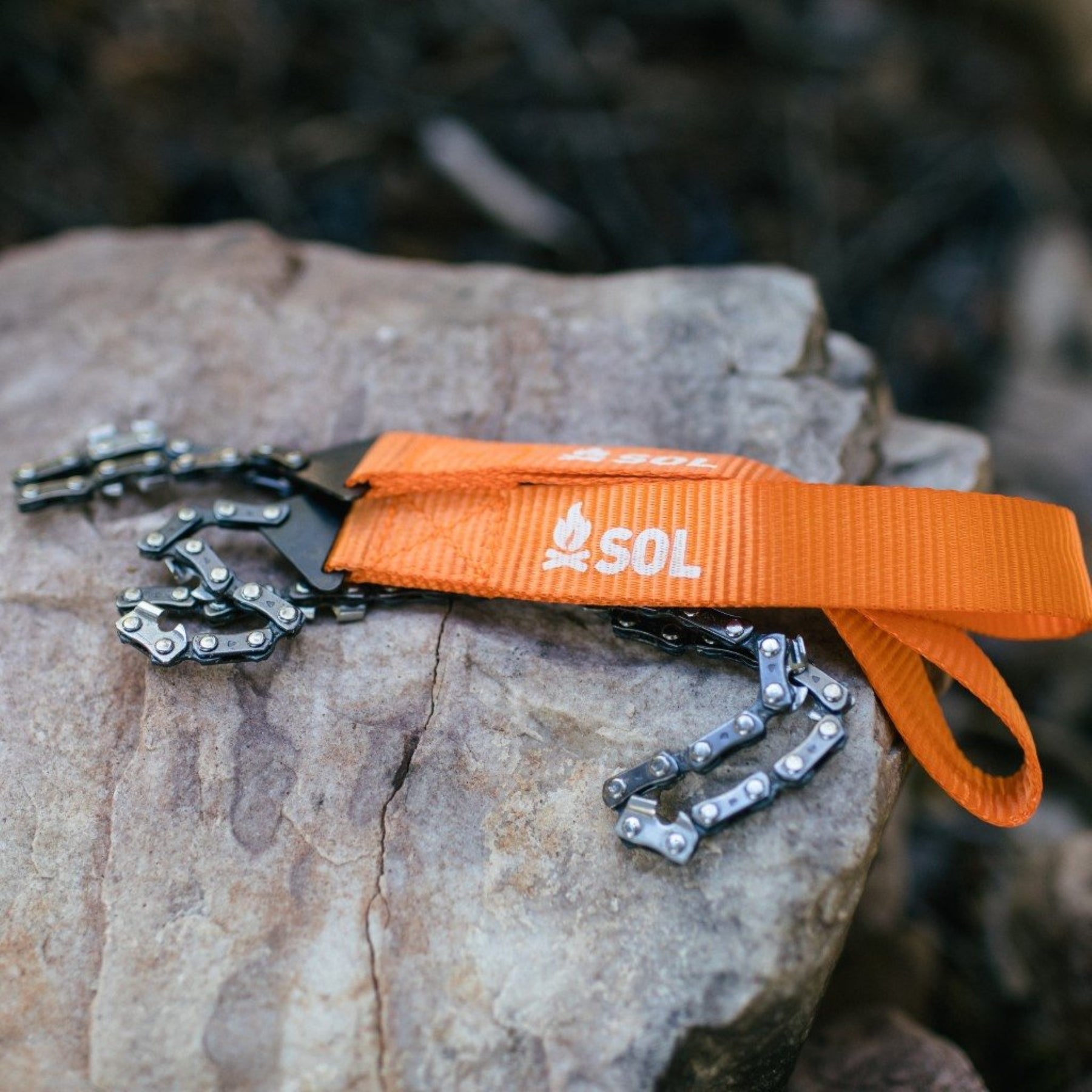 SOL Pocket Chain Saw, sega a catena tascabile da campeggio e survival, con custodia e manici arancioni, attrezzo leggero e portatile per tagliare legna, su backpacco.it