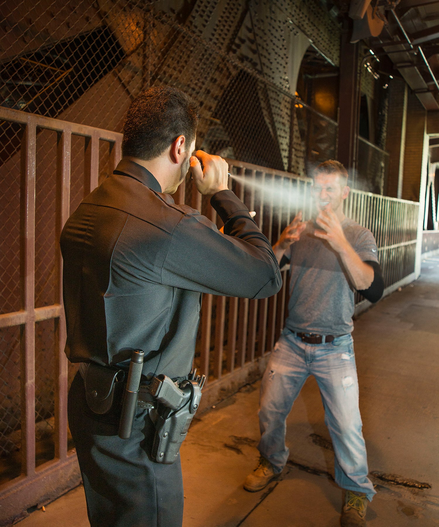 poliziotto ferma un'aggressione con un getto di spray al peperoncino dal suo asp key defender