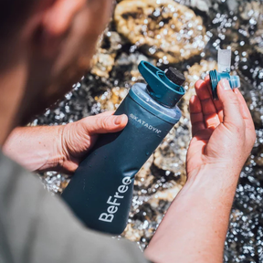 Katadyn BeFree 1.0L AC Borraccia filtrante morbida con carboni attivi. Rimuove protozoi, batteri e migliora il sapore riducendo chimici e odori. Design flask compattabile ultraleggero ad alto flusso con Ez-Clean Membrane. Ideale per trekking, bushcraft e viaggi sicuri.