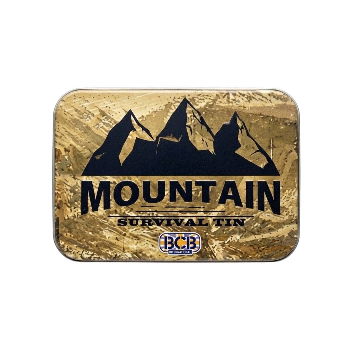 BCB Mountain Survival Tin scatola in metallo per kit di sopravvivenza in montagna con grafica di vette montuose e logo BCB International in primo piano su sfondo mimetico astratto ideale per escursionismo e bushcraft.