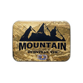 BCB Mountain Survival Tin scatola in metallo per kit di sopravvivenza in montagna con grafica di vette montuose e logo BCB International in primo piano su sfondo mimetico astratto ideale per escursionismo e bushcraft.