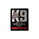 Pentagon K9 patch ricamata toppa rettangolare con sfondo nero, grande scritta K9, testa di cane stilizzata, logo Pentagon e banda rossa Remove Before Bite per zaini e abbigliamento tattico