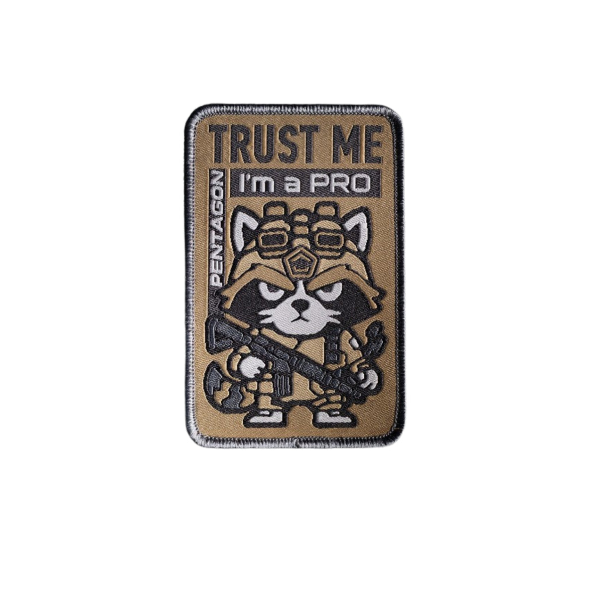 Pentagon Racoon Pro patch ricamata rettangolare con procione tattico armato scritte Trust Me I'm a Pro e logo Pentagon con supporto a strappo per zaini e buffetteria EDC
