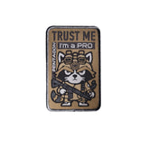 Pentagon Racoon Pro patch ricamata rettangolare con procione tattico armato scritte Trust Me I'm a Pro e logo Pentagon con supporto a strappo per zaini e buffetteria EDC