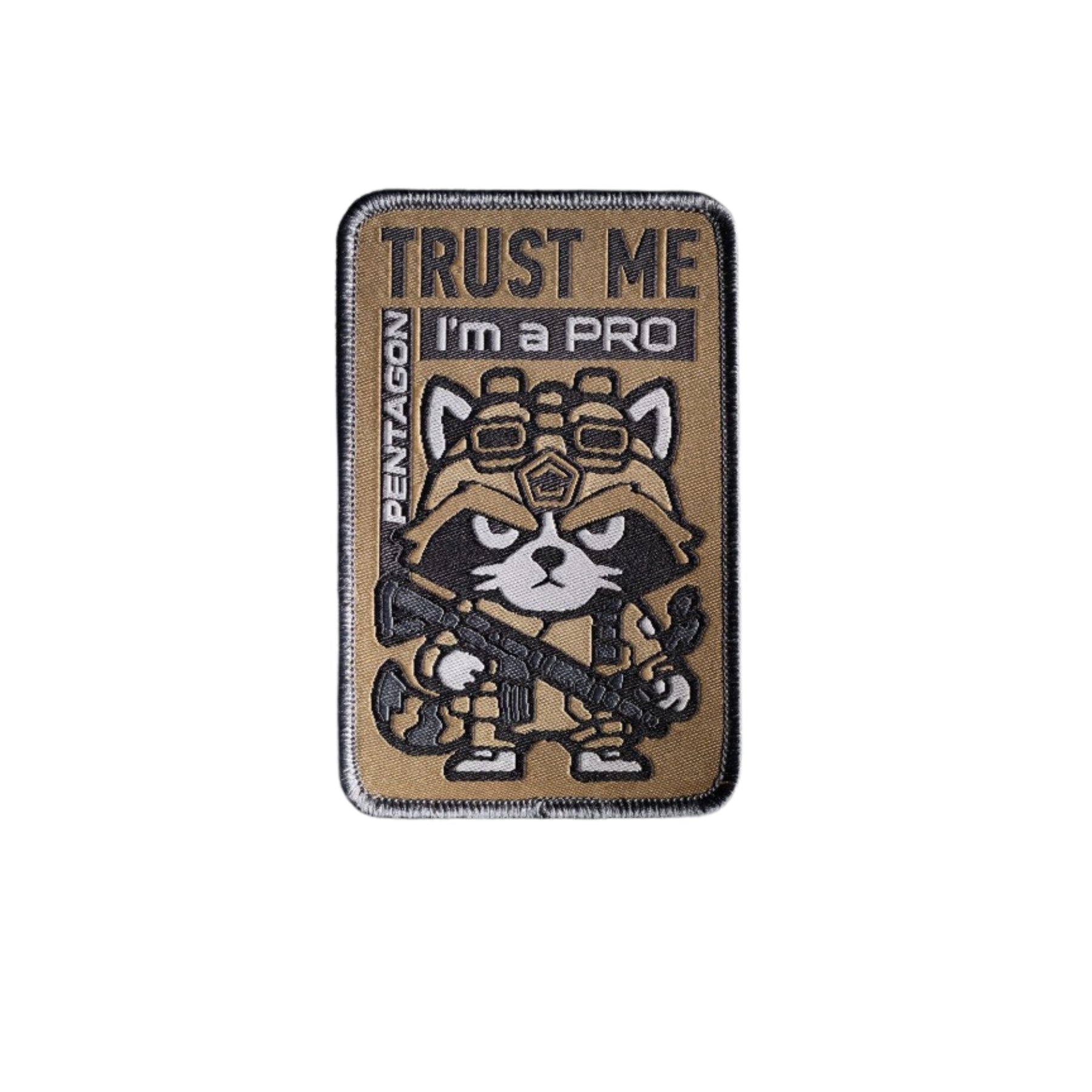 Pentagon Racoon Pro patch ricamata rettangolare con procione tattico armato scritte Trust Me I'm a Pro e logo Pentagon con supporto a strappo per zaini e buffetteria EDC