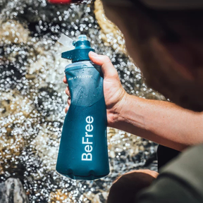 Katadyn BeFree 1.0L AC Borraccia filtrante morbida con carboni attivi. Rimuove protozoi, batteri e migliora il sapore riducendo chimici e odori. Design flask compattabile ultraleggero ad alto flusso con Ez-Clean Membrane. Ideale per trekking, bushcraft e viaggi sicuri.
