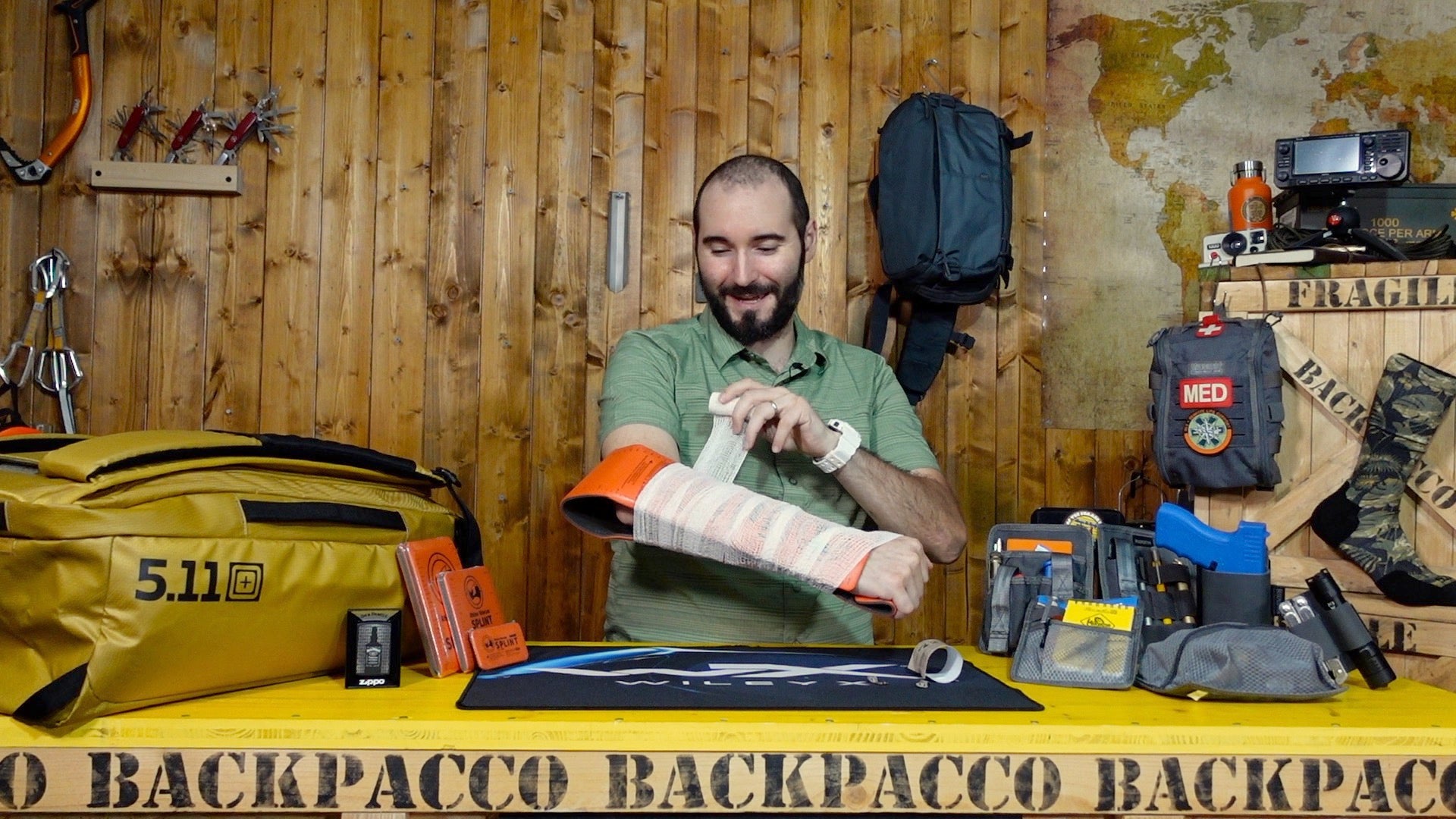 Paolo di Backpacco spiega ll'elastic crepe e gli splint di rhino rescue