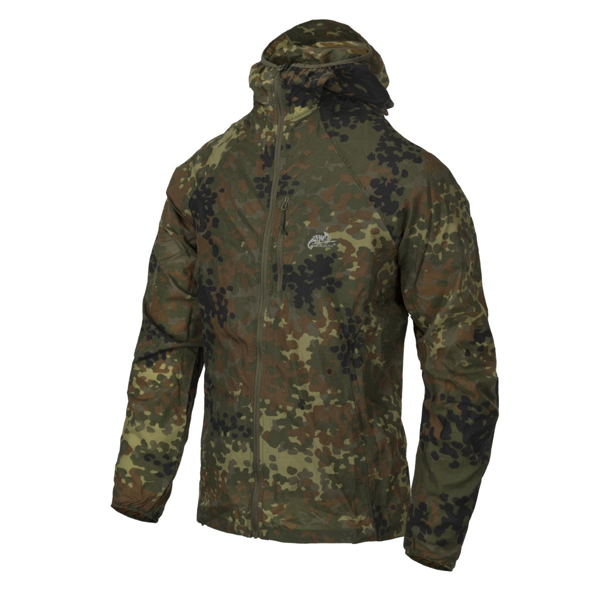 Giacca a vento Helikon-Tex Tramontane in Windpack Nylon, colore Flecktarn, vista frontale — ultraleggera, antivento e comprimibile