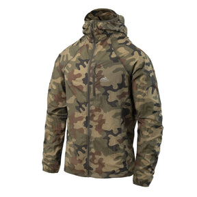 Giacca a vento Helikon-Tex Tramontane in Windpack Nylon, colore PL Woodland, vista frontale — ultraleggera, antivento e comprimibile