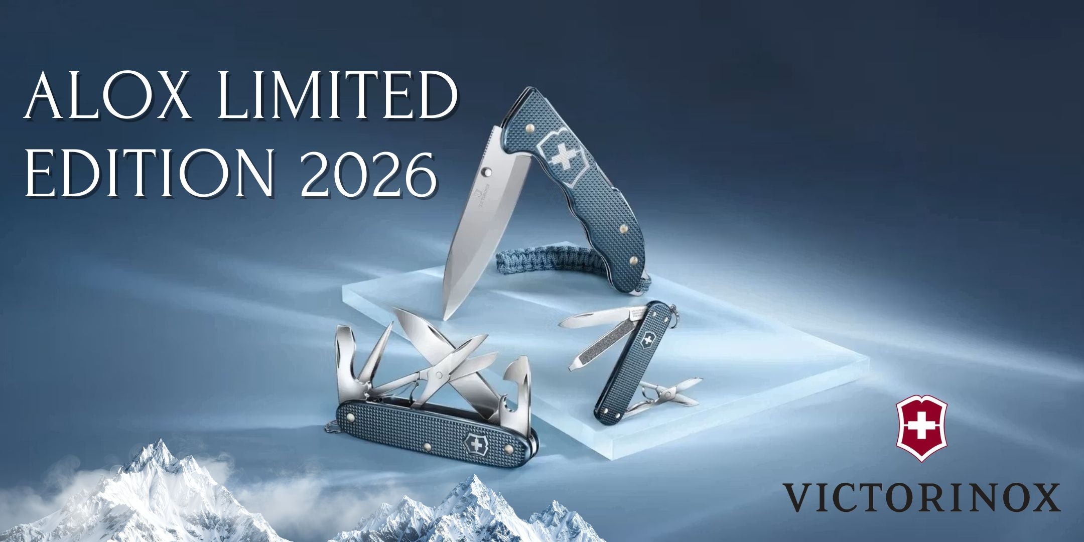 Victorinox Alox Limited Edition 2026 banner orizzontale con tre modelli di coltellini multifunzione con guance in alluminio zigrinato su sfondo di montagne innevate. Include un modello grande e cordino, un modello medio multiuso e un modello compatto da tasca.