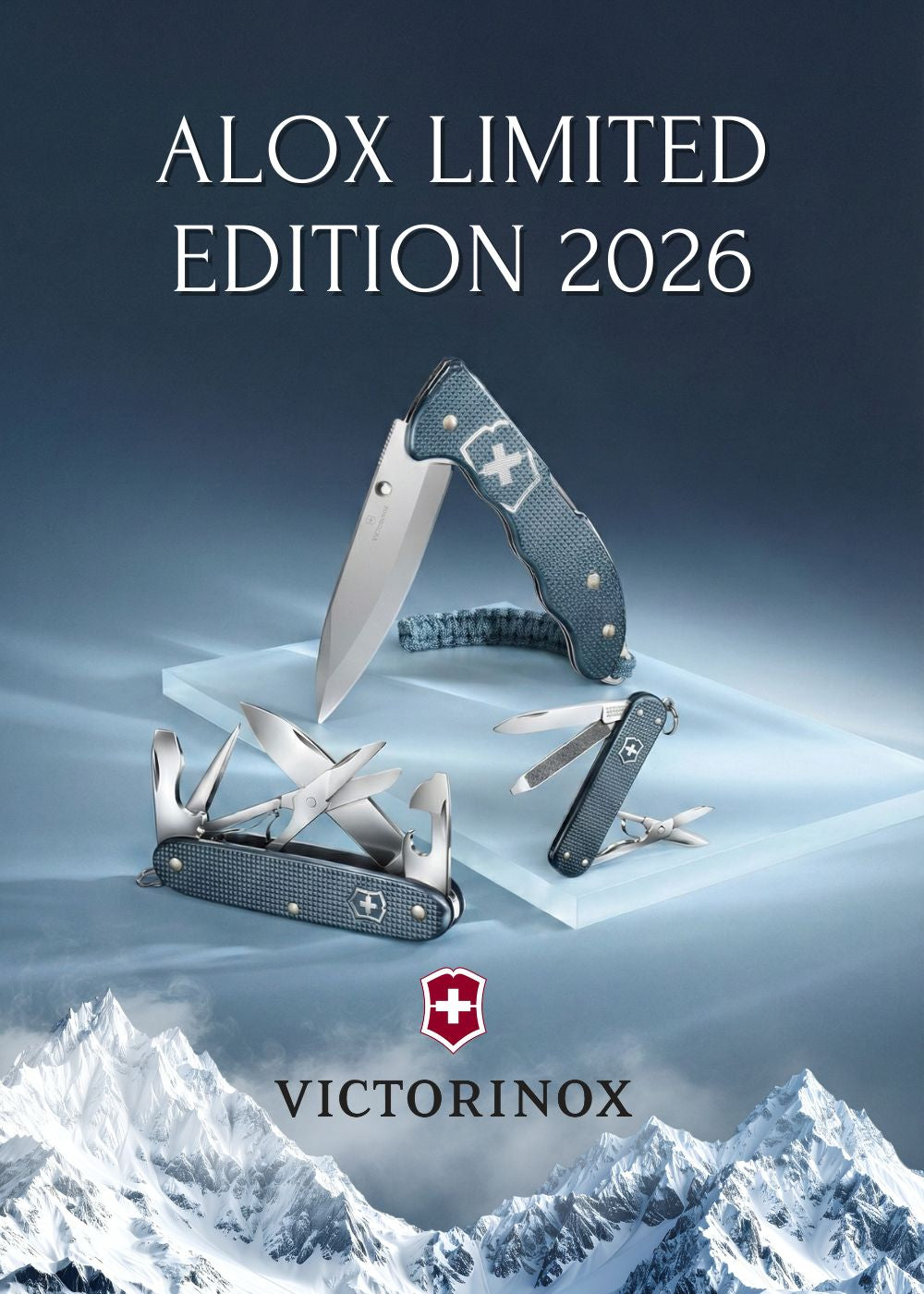 Victorinox Alox Limited Edition 2026 banner orizzontale con tre modelli di coltellini multifunzione con guance in alluminio zigrinato su sfondo di montagne innevate. Include un modello grande e cordino, un modello medio multiuso e un modello compatto da tasca.
