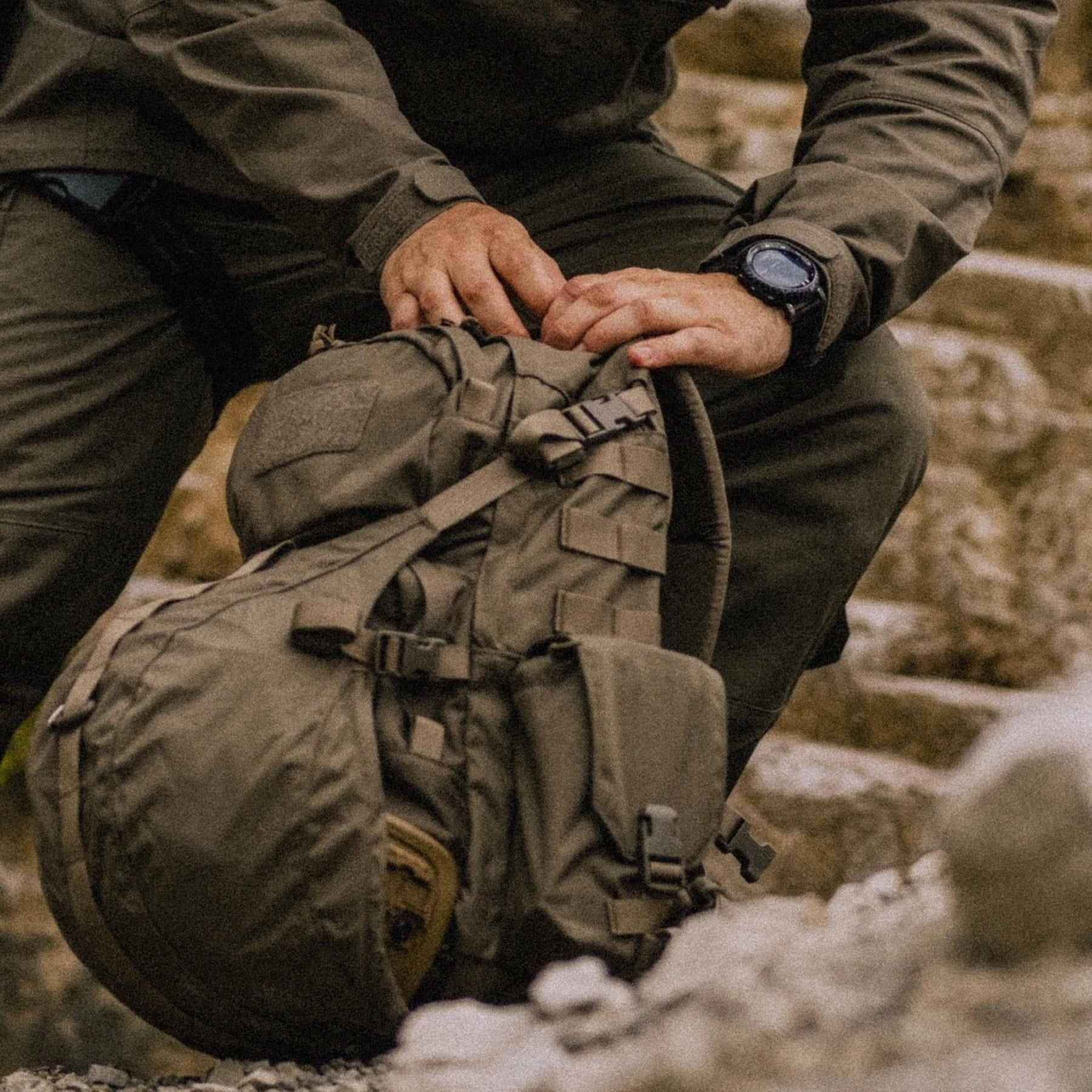 Zaino tattico Helikon-Tex Ambush Backpack in Cordura 500D da 22,8 litri con beavertail, spallacci a sgancio rapido e scomparto per sacca idrica, in azione sul campo