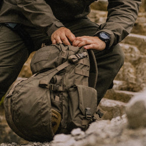 Zaino tattico Helikon-Tex Ambush Backpack in Cordura 500D da 22,8 litri con beavertail, spallacci a sgancio rapido e scomparto per sacca idrica, in azione sul campo