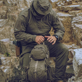 Zaino tattico Helikon-Tex Ambush Backpack in Cordura 500D da 22,8 litri con beavertail, spallacci a sgancio rapido e scomparto per sacca idrica, in uso sul campo