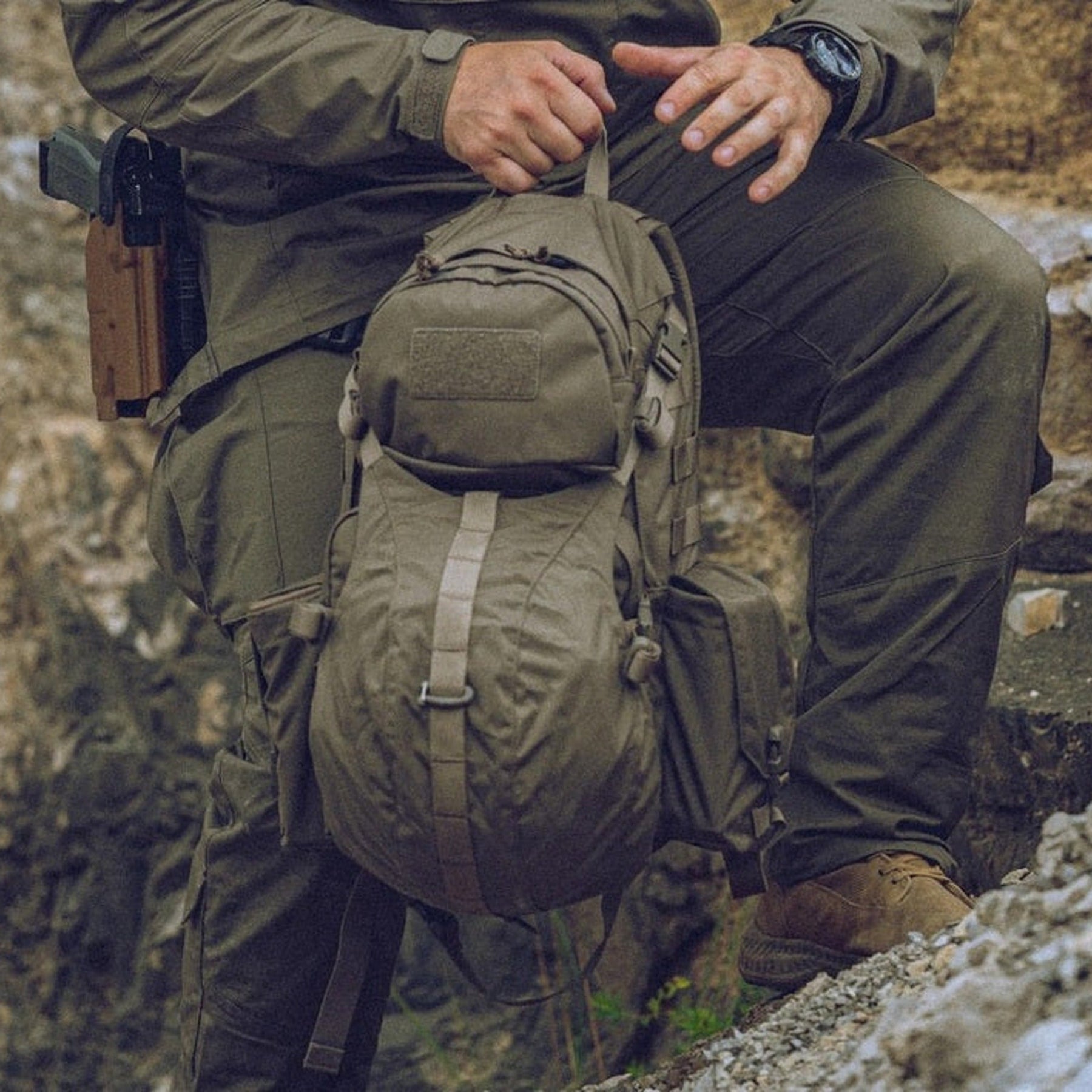 Zaino tattico Helikon-Tex Ambush Backpack in Cordura 500D da 22,8 litri con beavertail, spallacci a sgancio rapido e scomparto per sacca idrica, in azione