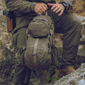 Zaino tattico Helikon-Tex Ambush Backpack in Cordura 500D da 22,8 litri con beavertail, spallacci a sgancio rapido e scomparto per sacca idrica, in azione