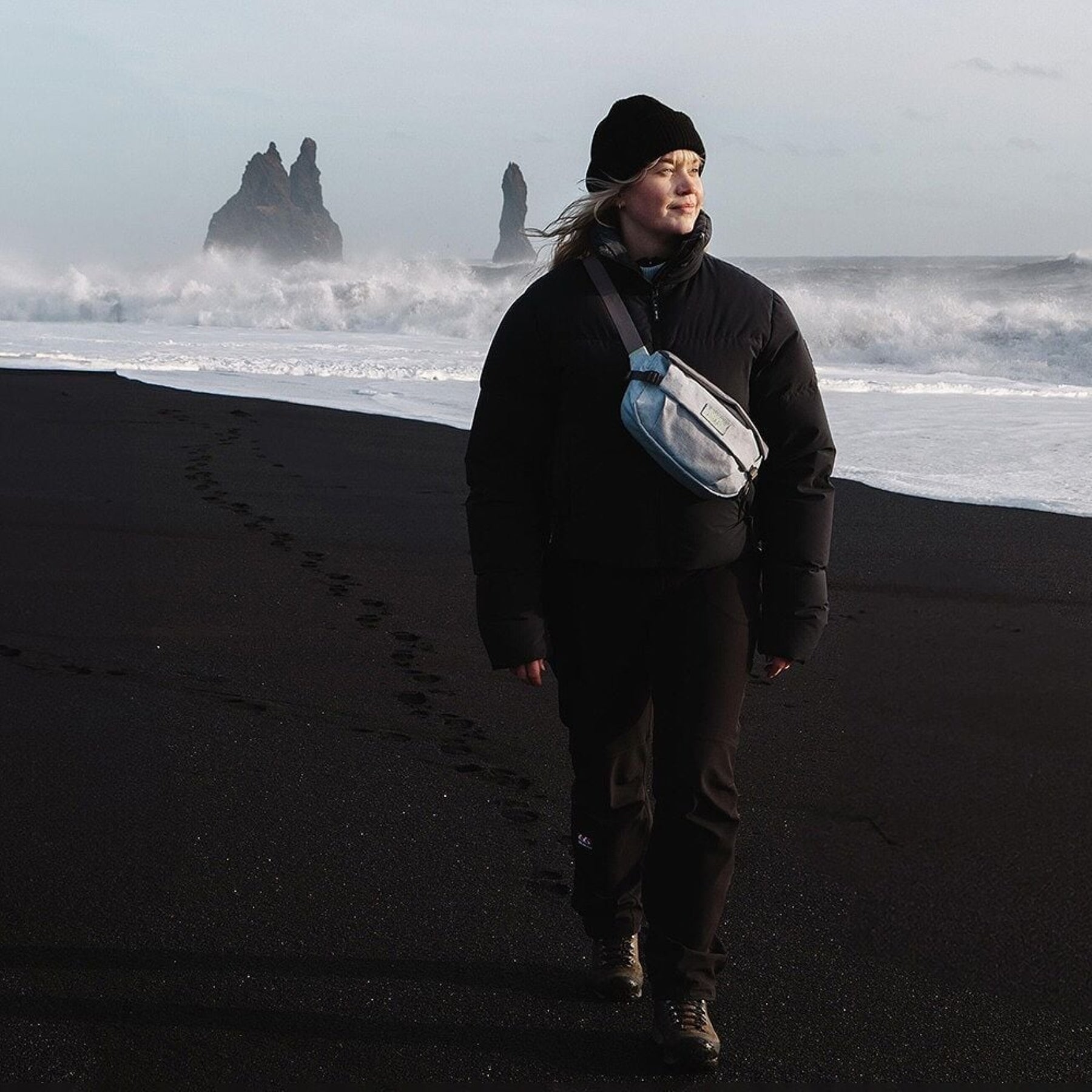 Marsupio ecologico Osprey Arcane Earth Hip Bag da 2 litri, colore Pediment Gray (bianco e grigio chiaro melange), realizzato con materiali riciclati, con patta di chiusura magnetica e fibbie, ideale per uso urbano e EDC